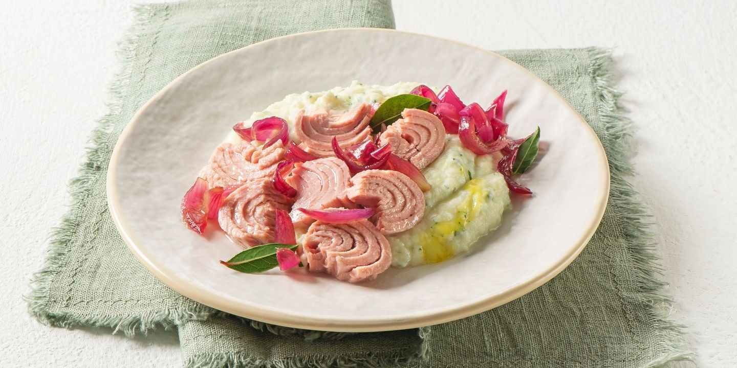 Patate soffici e cipolle caramellate con Trancetti di Tonno