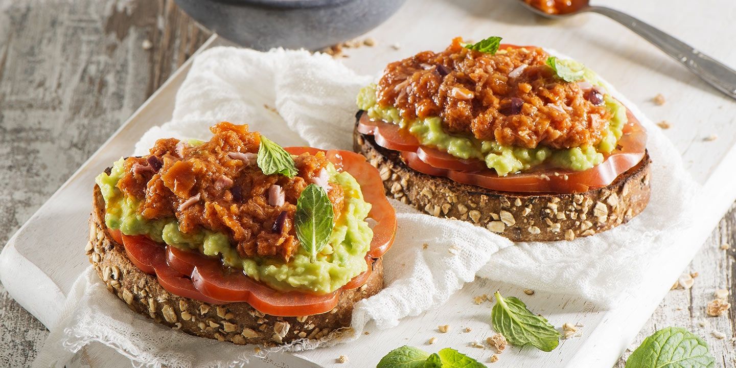 Avocado toast con Pesto al Tonno, Olive Nere e Peperoncino