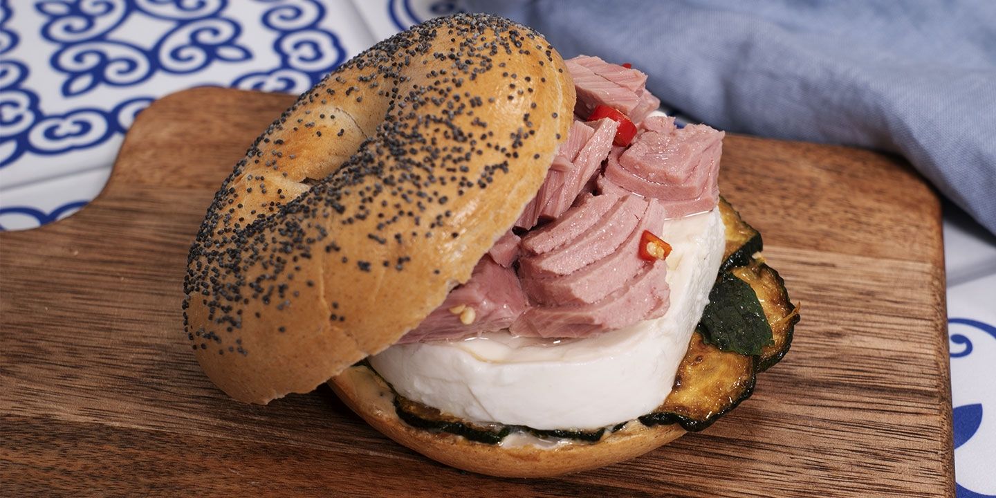 Bagel con Tonno con Peperoncino di Calabria, mozzarella e zucchine in scapece