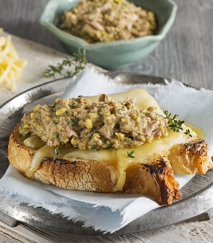Bruschetta con formaggio filante e Pesto al Tonno, Pistacchi e Limone
