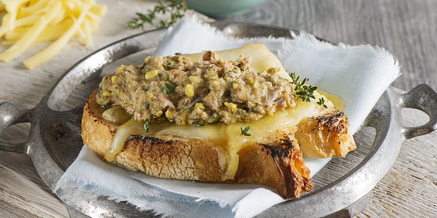 Bruschetta con formaggio filante e Pesto al Tonno, Pistacchi e Limone