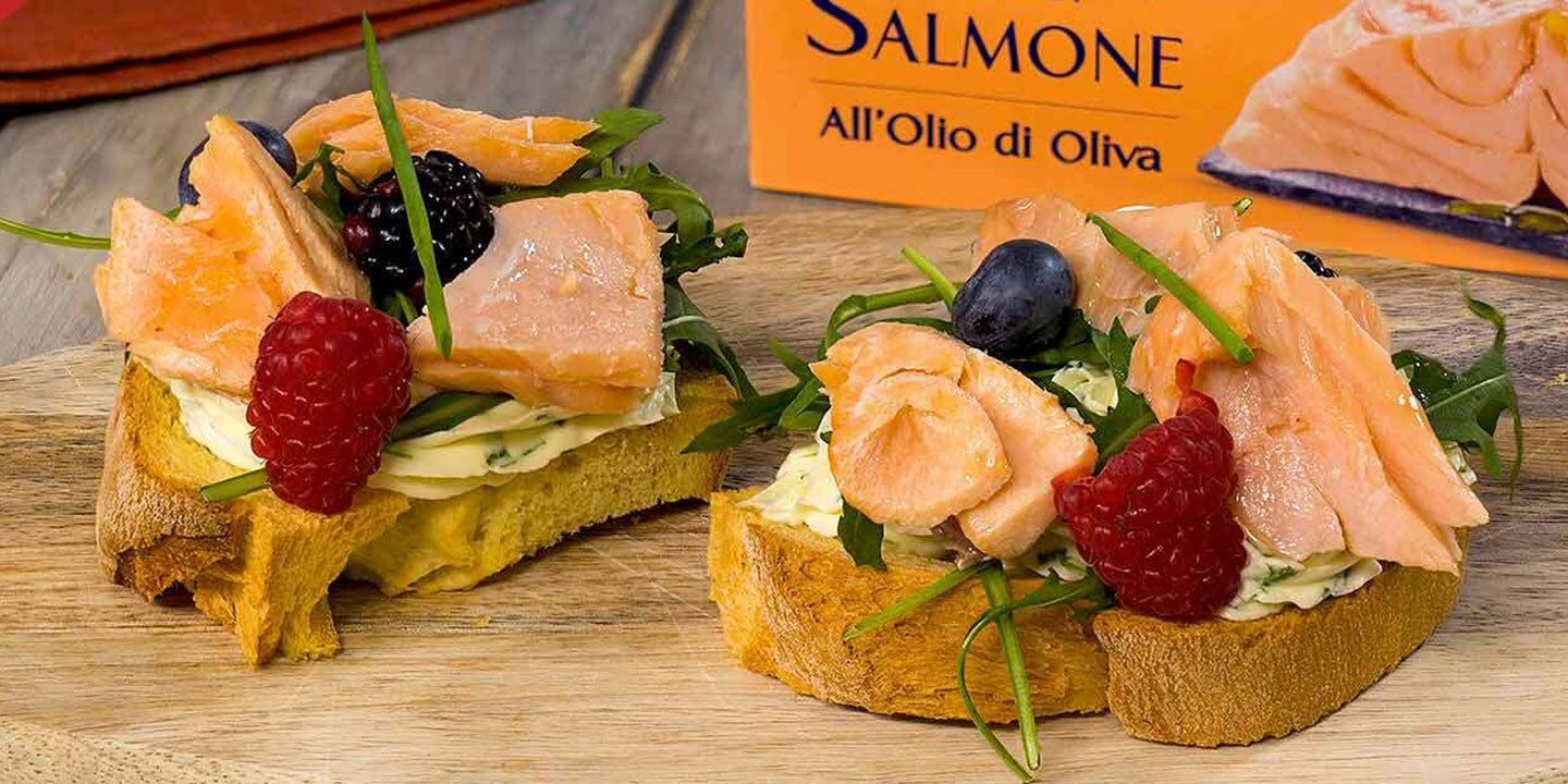 Crostone di pane con formaggio all’erba cipollina, frutti rossi e Filetto di Salmone all’Olio d’Oliva