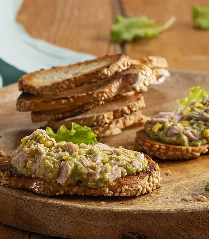 Crostini ai semi con Pesto al Tonno, Pistacchi e Limone