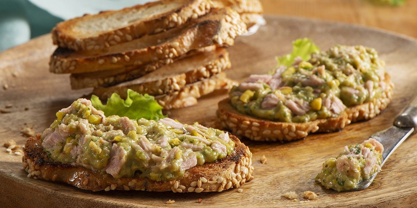Crostini ai semi con Pesto al Tonno, Pistacchi e Limone