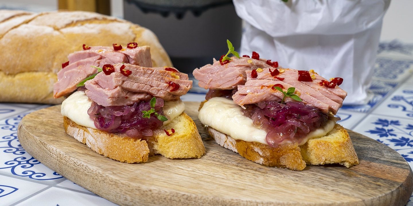 Crostone con Filettini di tonno Rio Mare con peperoncino, cipolle e mozzarella
