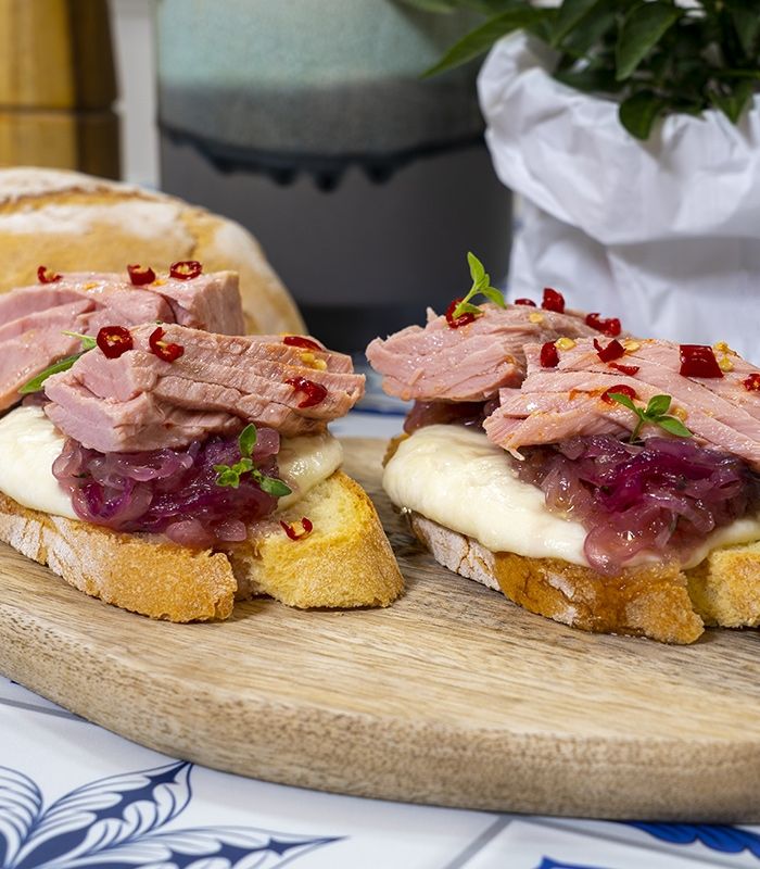Crostone con Filettini di tonno Rio Mare con peperoncino, cipolle e mozzarella