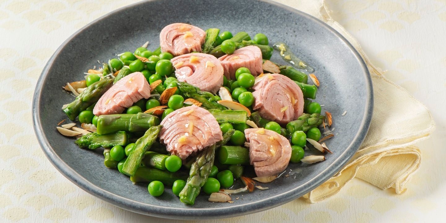 Insalata di asparagi e piselli e mandorle con Trancetti di Tonno