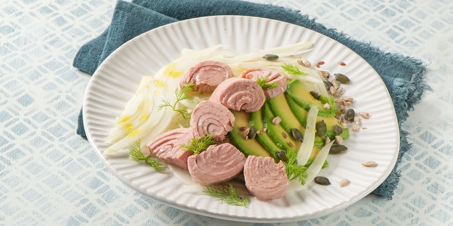 Insalata di avocado e finocchi, semi misti con Trancetti di Tonno