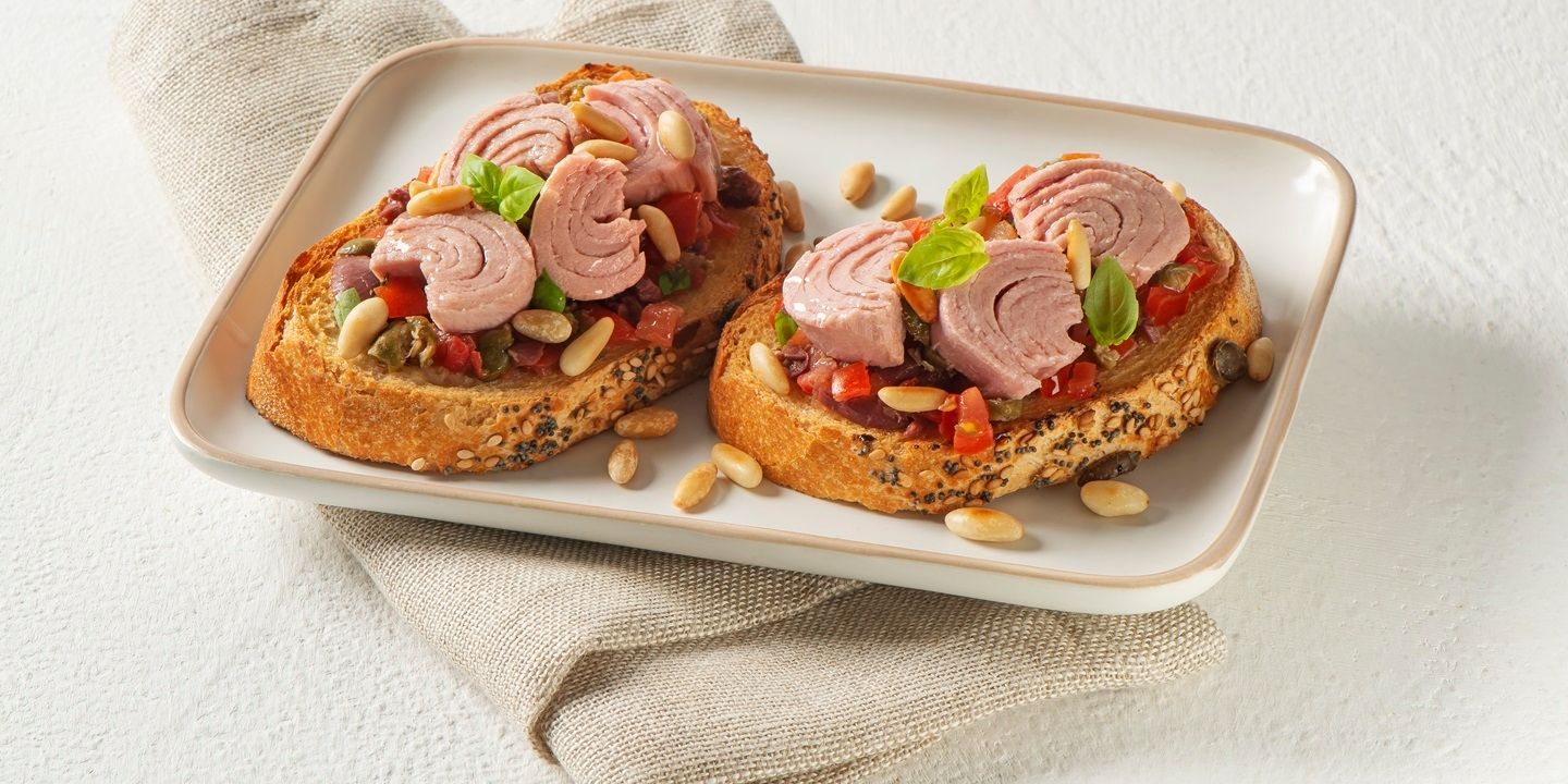 Crostoni con salsa ai profumi mediterranei con Trancetti di Tonno