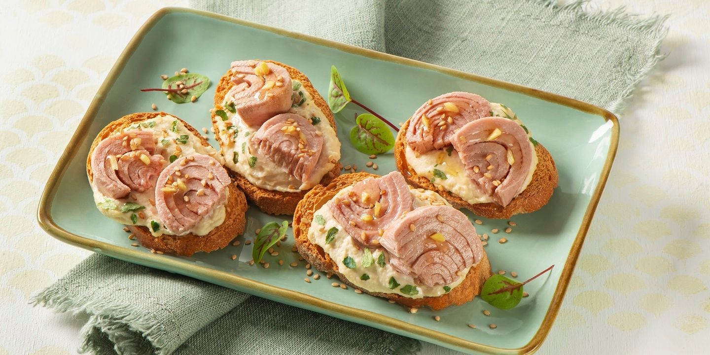 Crostini hummus e semi di sesamo tostati con Trancetti di Tonno
