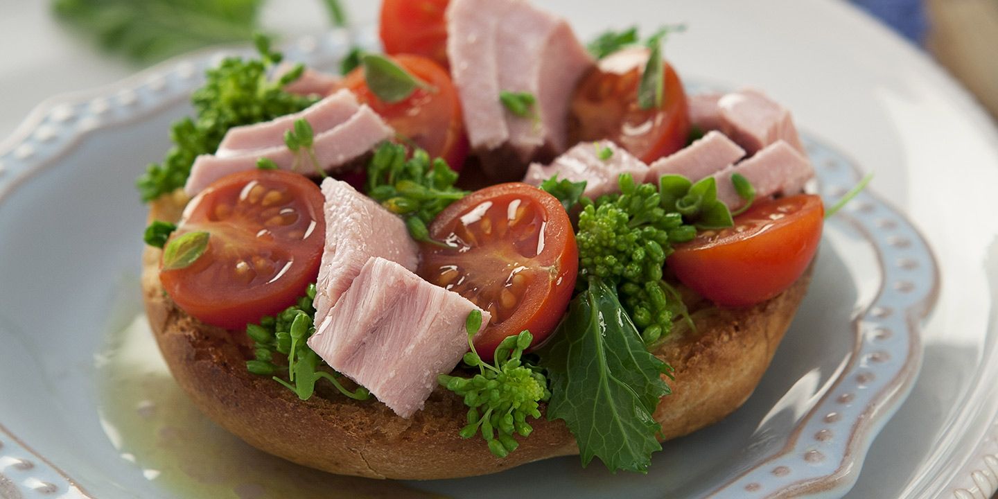 Friselle con pomodorini, cime di rapa e tonno