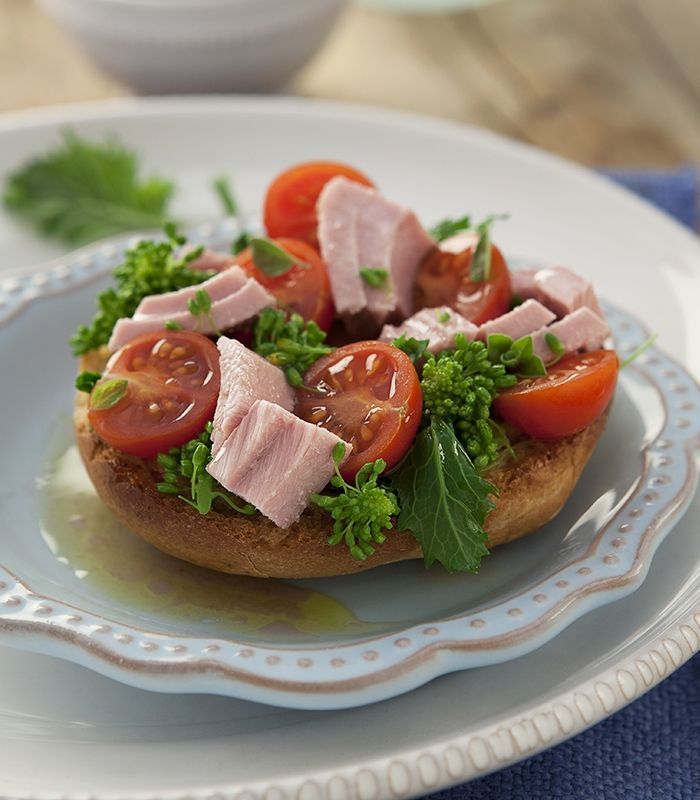 Friselle con pomodorini, cime di rapa e tonno