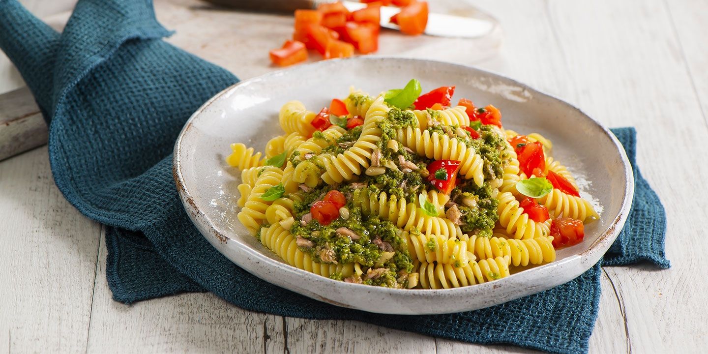 Fusilli con Pesto al Tonno Basilico e Pinoli e dadolata di pomodori