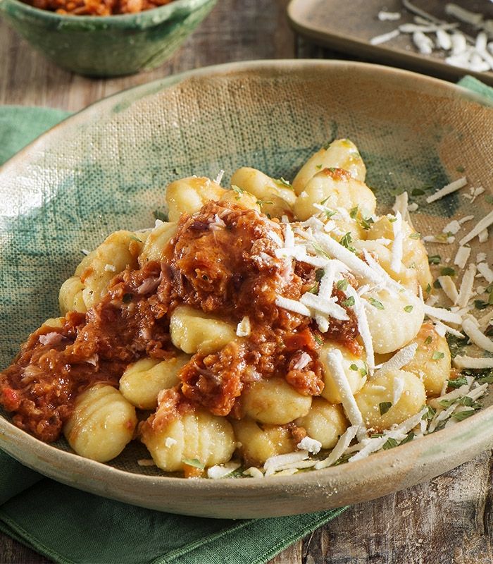 Gnocchi di patate con Pesto al Tonno, Olive Nere e Peperoncino