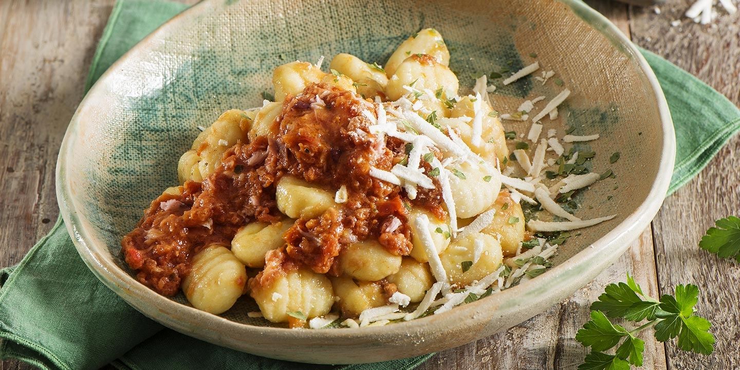 Gnocchi di patate con Pesto al Tonno, Olive Nere e Peperoncino