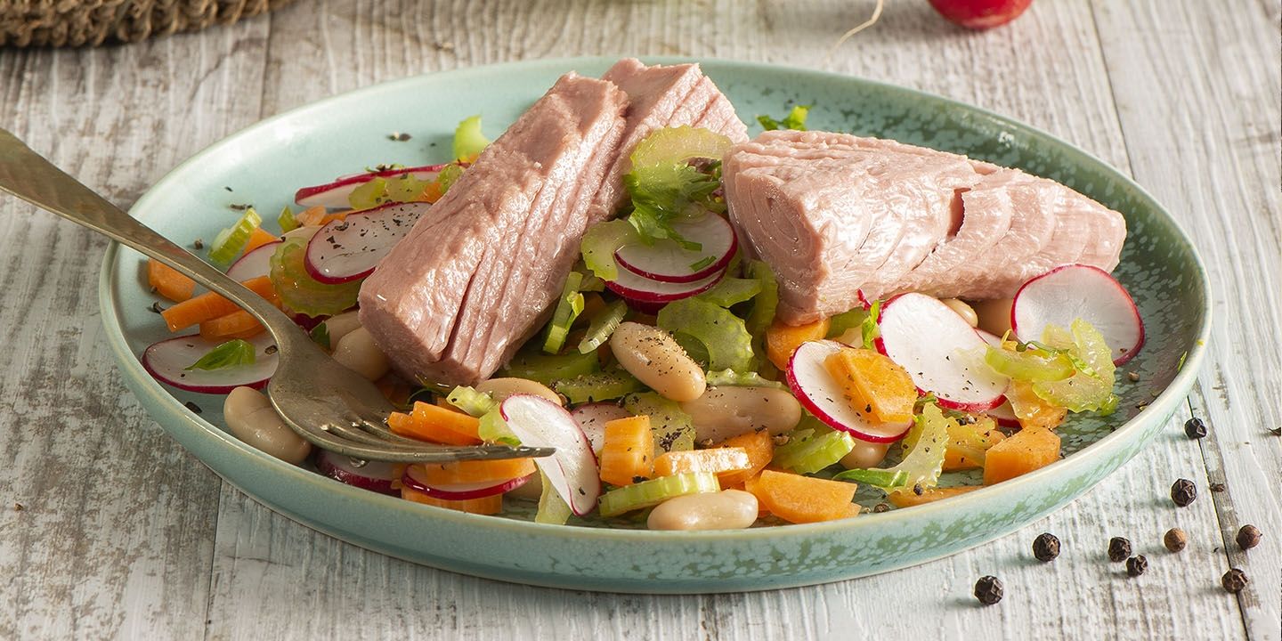 Insalata di fagioli, sedano e rapanelli con filetti di Tonno al naturale