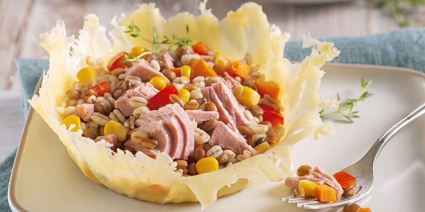 Insalatissime Orzo e Farro in cestini croccanti di parmigiano