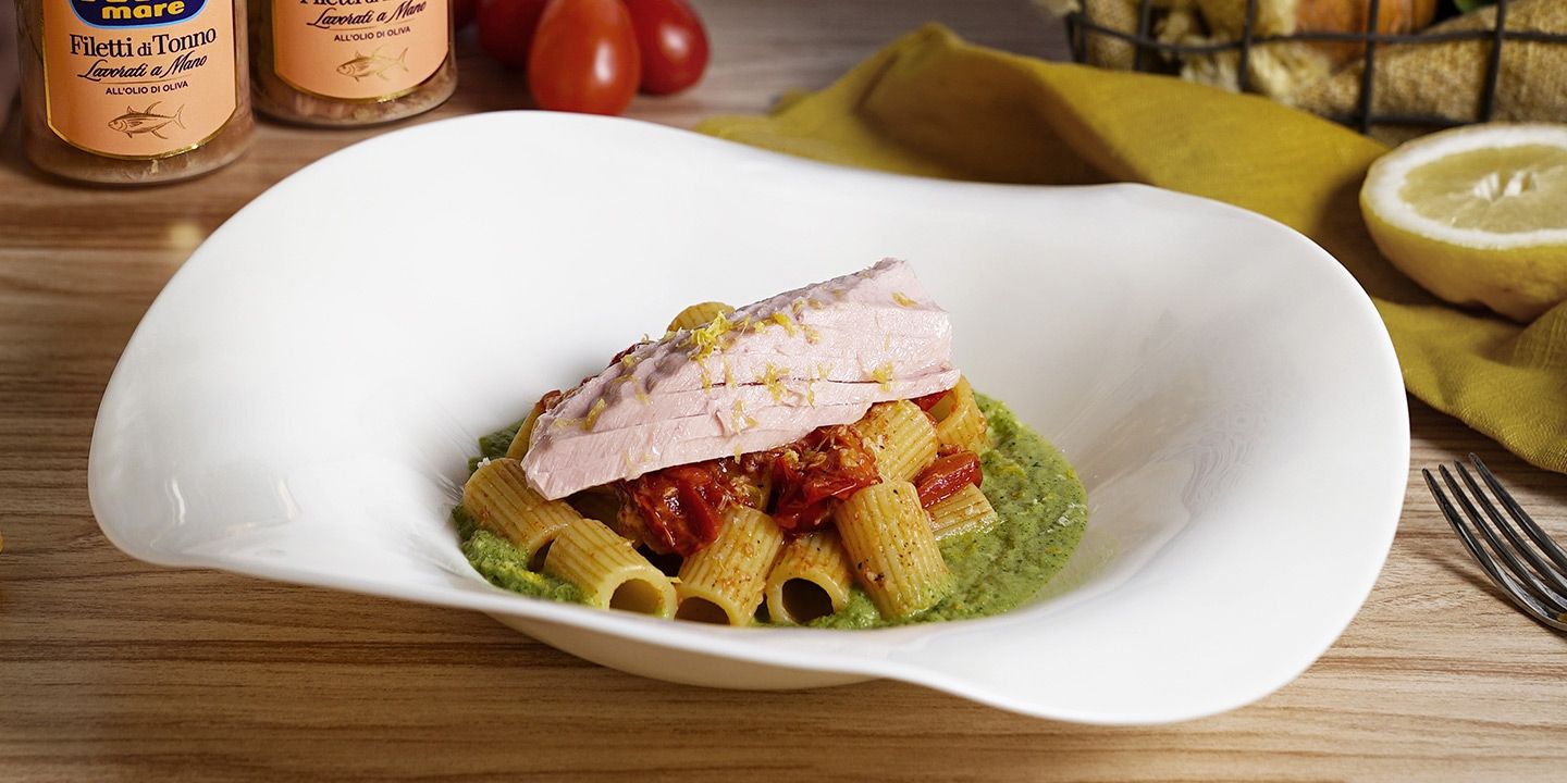 Maccheroncini con Filetti di Tonno all’olio di oliva Rio Mare, pomodori confit e crema di zucchine