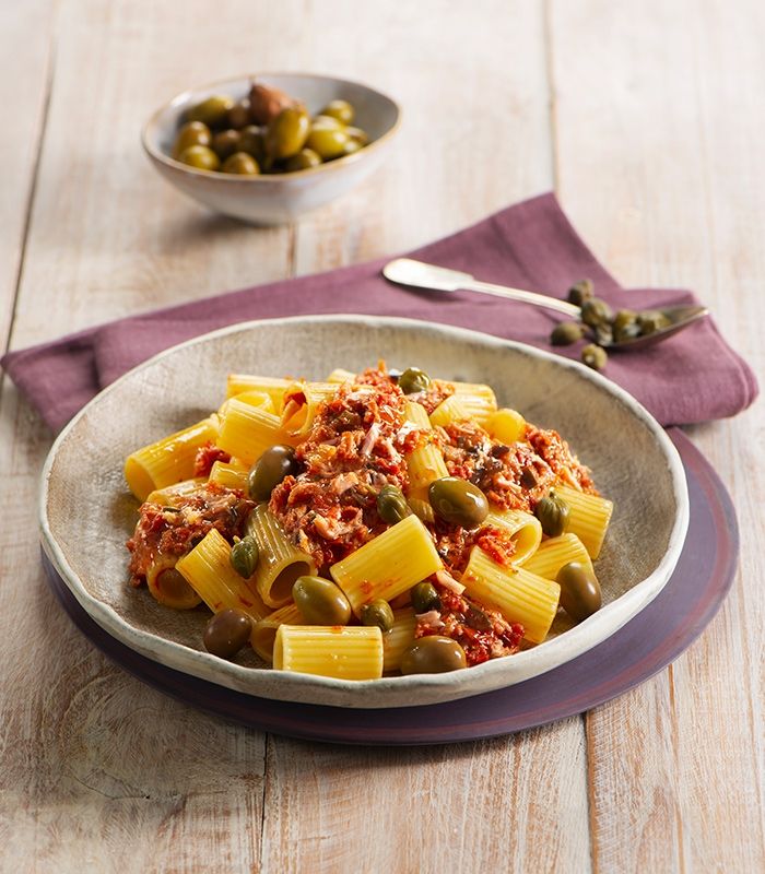Maccheroni con Pesto al Tonno con melanzane e pomodori secchi