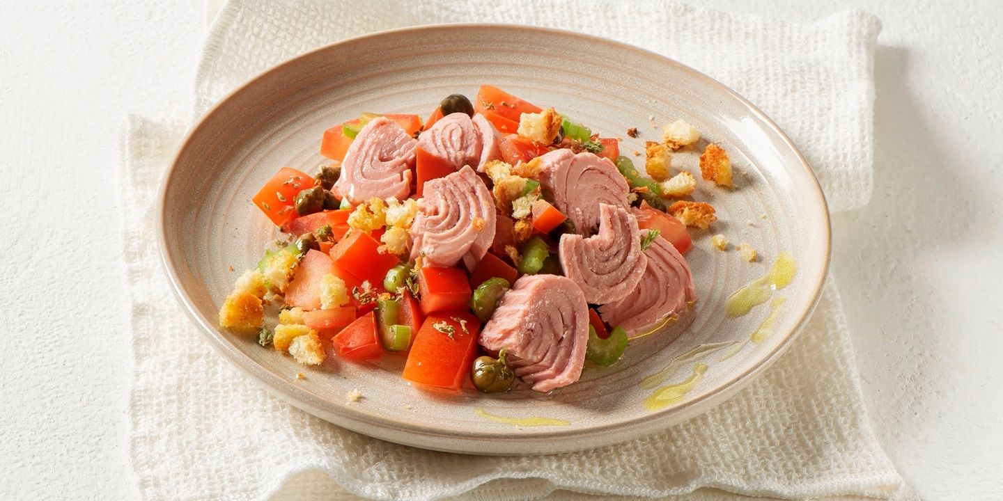 Insalata di pomodori, sedano e crostini profumati con Trancetti di Tonno