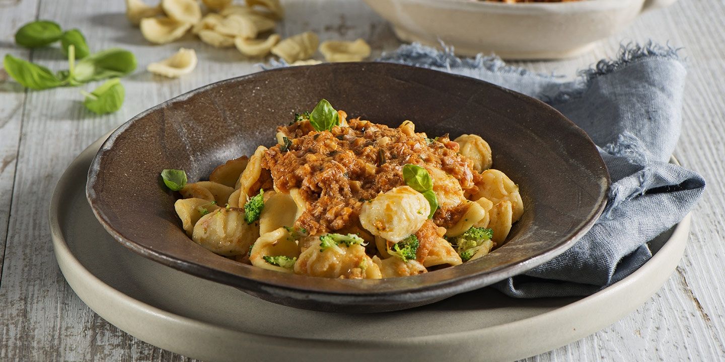 Orecchiette con Pesto al Tonno, Mandorle e Pecorino e cimette di broccolo