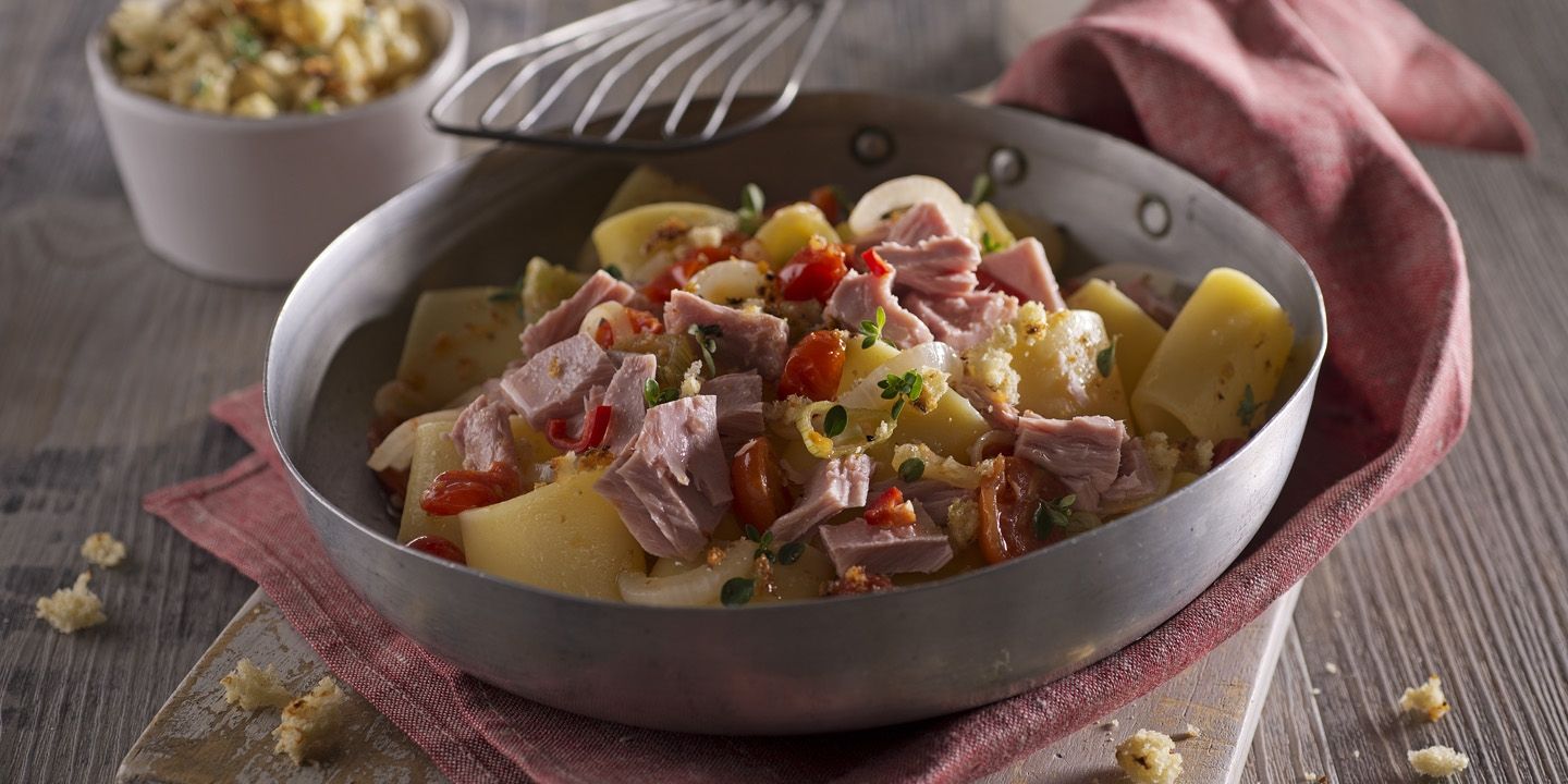 Paccheri al tonno con cipollotti e mollica