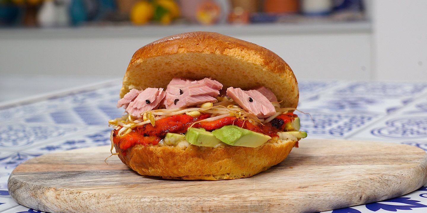 Pan brioche con Tonno Rio Mare con Limone e Pepe Nero, maionese e peperoni