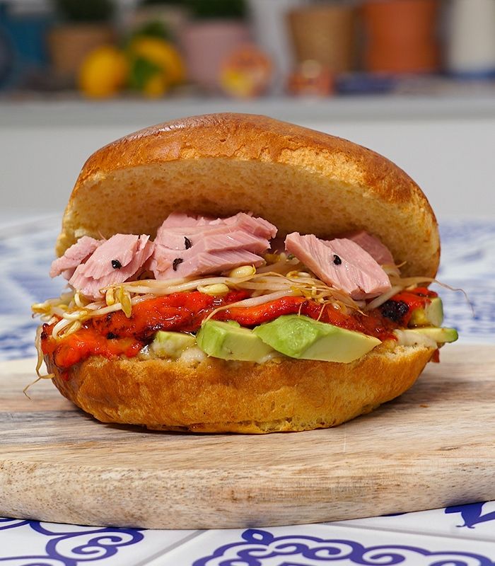 Pan brioche con Tonno Rio Mare con Limone e Pepe Nero, maionese e peperoni