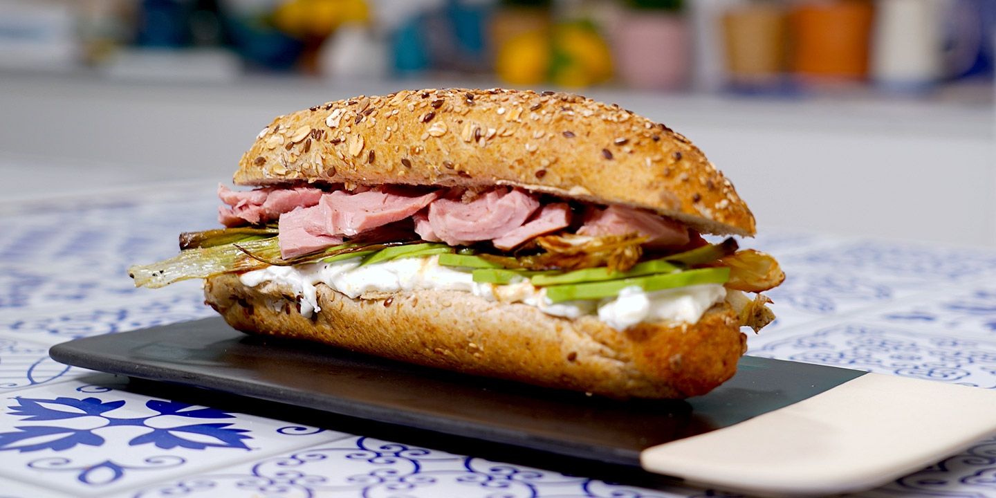 Panino con Tonno Rio Mare Leggero, salsa teriyaki, carote in agrodolce