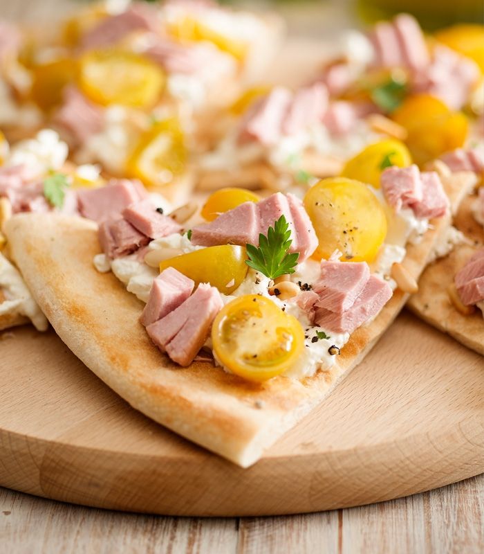 Focaccia con Tonno, pomodorini gialli e stracciatella