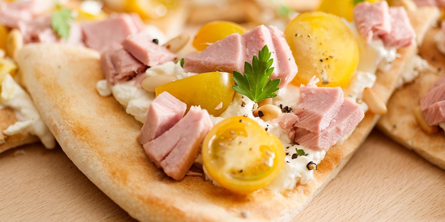 Focaccia con Tonno, pomodorini gialli e stracciatella