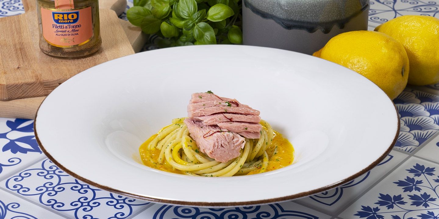 Bucatini con Filettini di Tonno all’Olio di Oliva Rio Mare, porri e zafferano