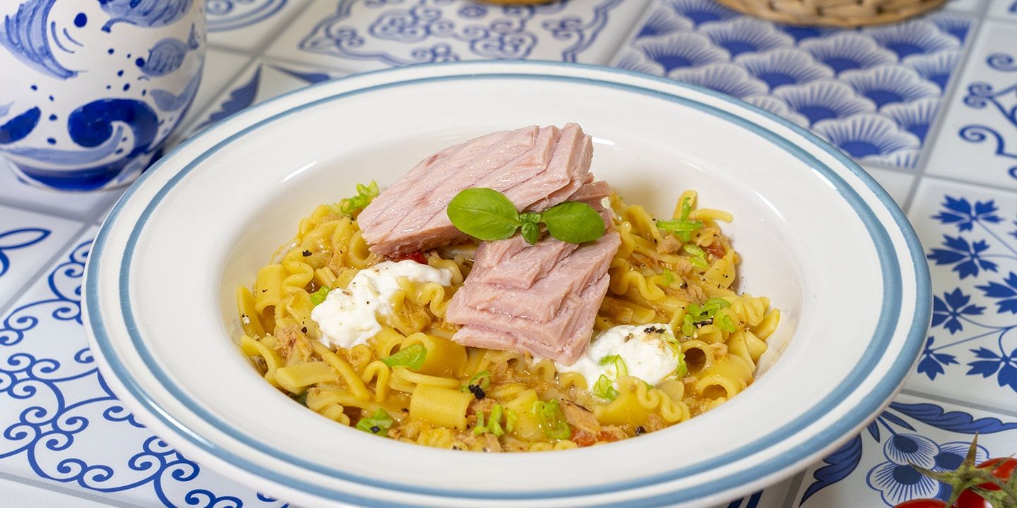 Pasta ammiscata con Filettini di Tonno all’Olio di Oliva Rio Mare, pomodorini gialli e burrata