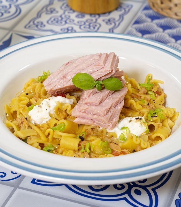Pasta ammiscata con Filettini di Tonno all’Olio di Oliva Rio Mare, pomodorini gialli e burrata