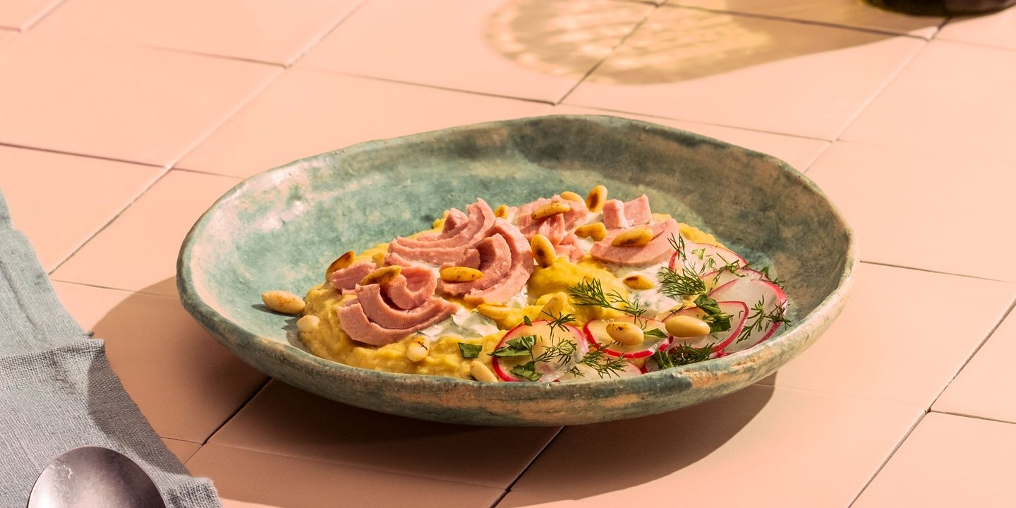 Crema di ceci con tonno, yogurt denso, pinoli tostati e rapanelli