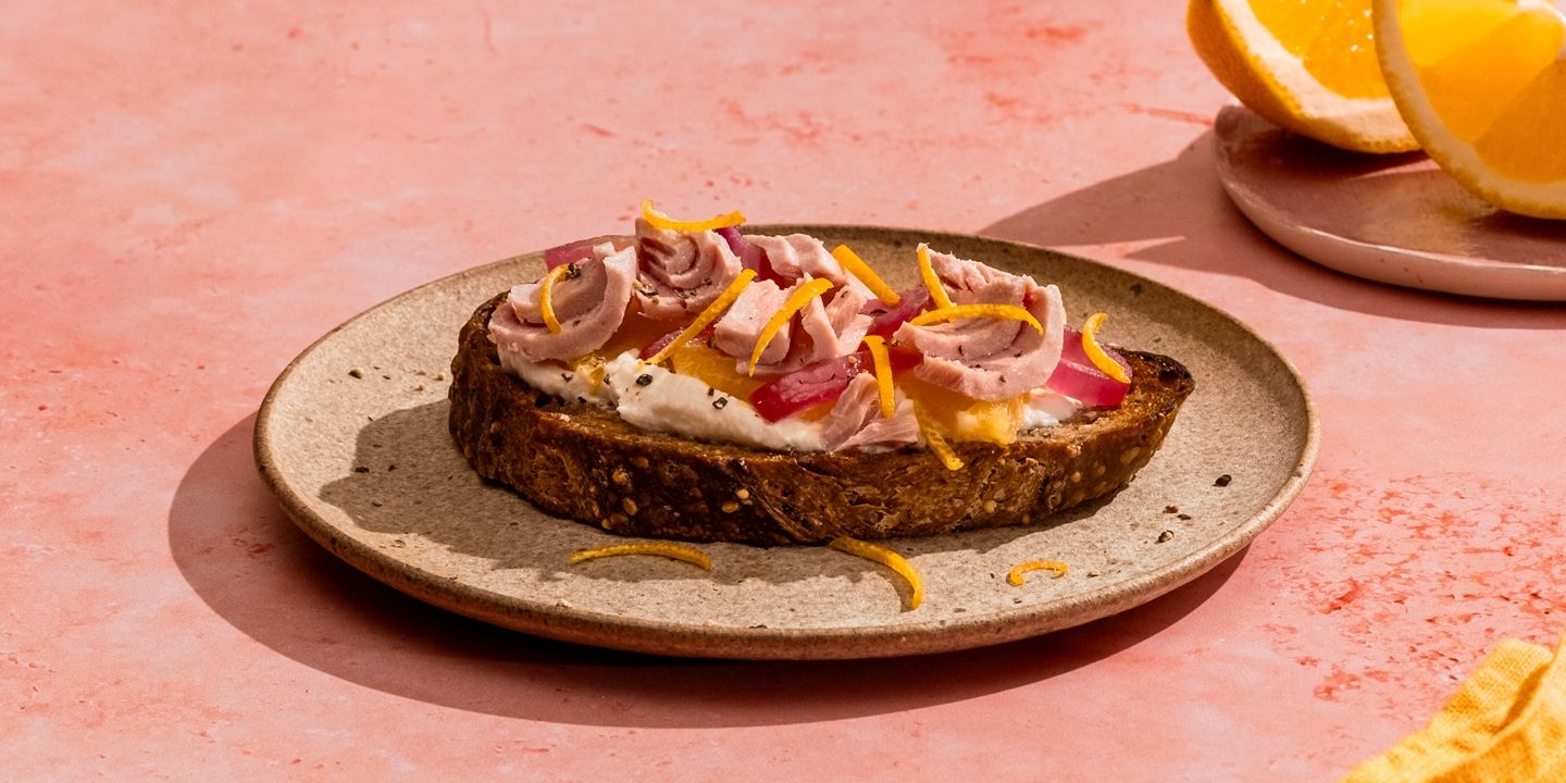 Crostone con formaggio spalmabile, cipolle rosse caramellate, arancia e tonno