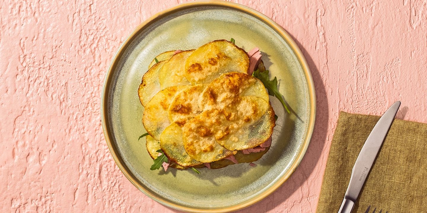 Patate gratinate al formaggio con tonno e rucola