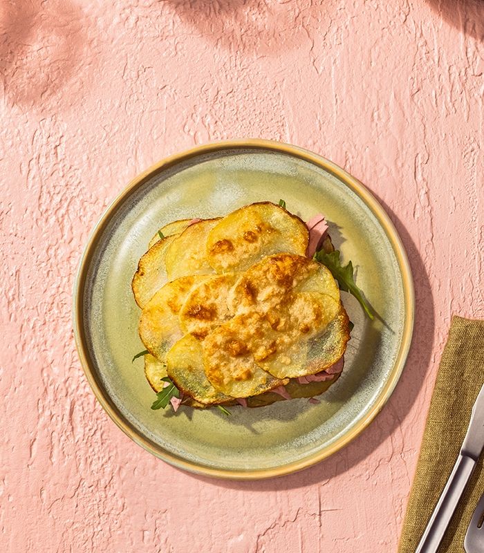 Patate gratinate al formaggio con tonno e rucola