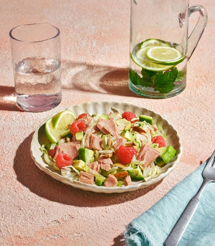 Insalata iceberg con tonno, lamponi, avocado e mandorle