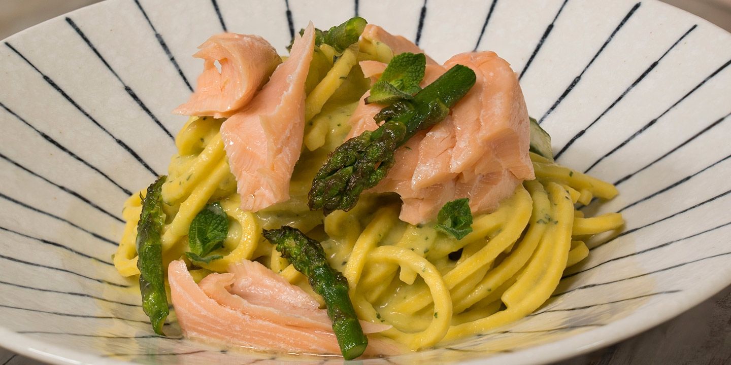 Tonnarello agli asparagi, menta, scorza di limone e Salmone Rio Mare all’olio d’oliva