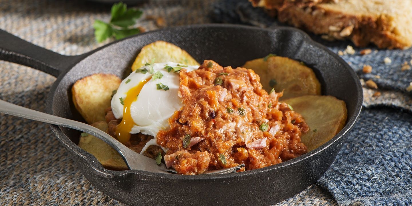 Uova in camicia con Pesto al Tonno, Olive Nere e Peperoncino