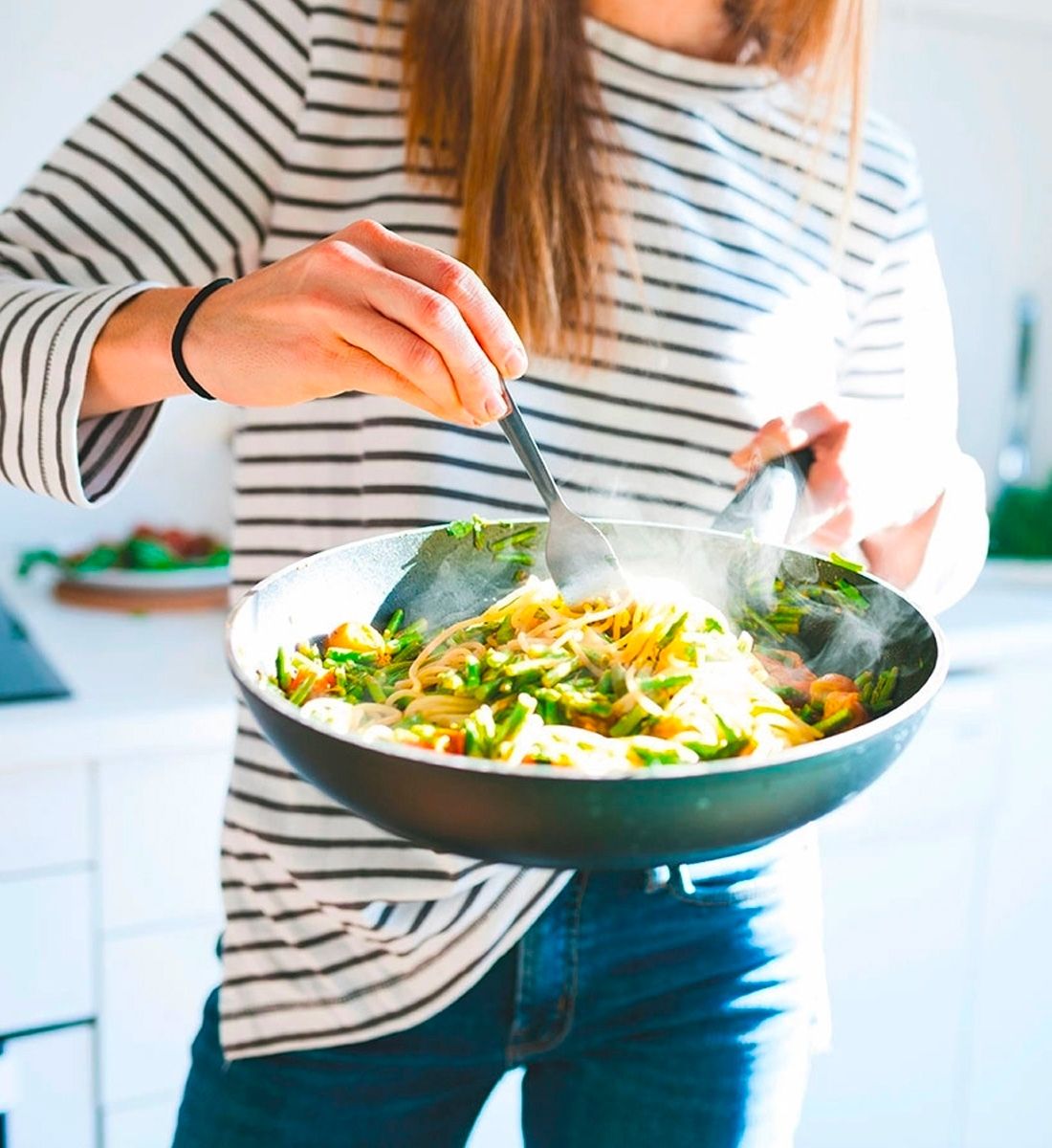persona che cucina pasta