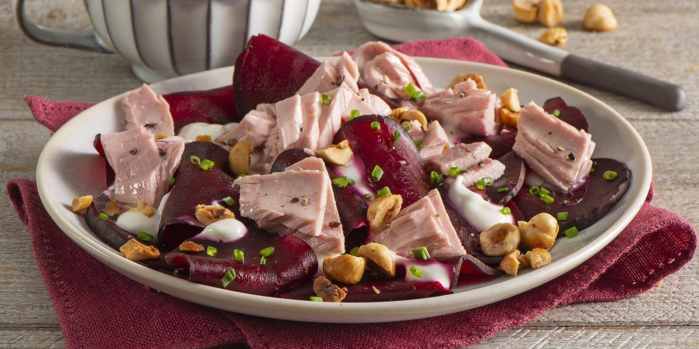 Carpaccio di barbabietola con tonno, yogurt e nocciole tostate
