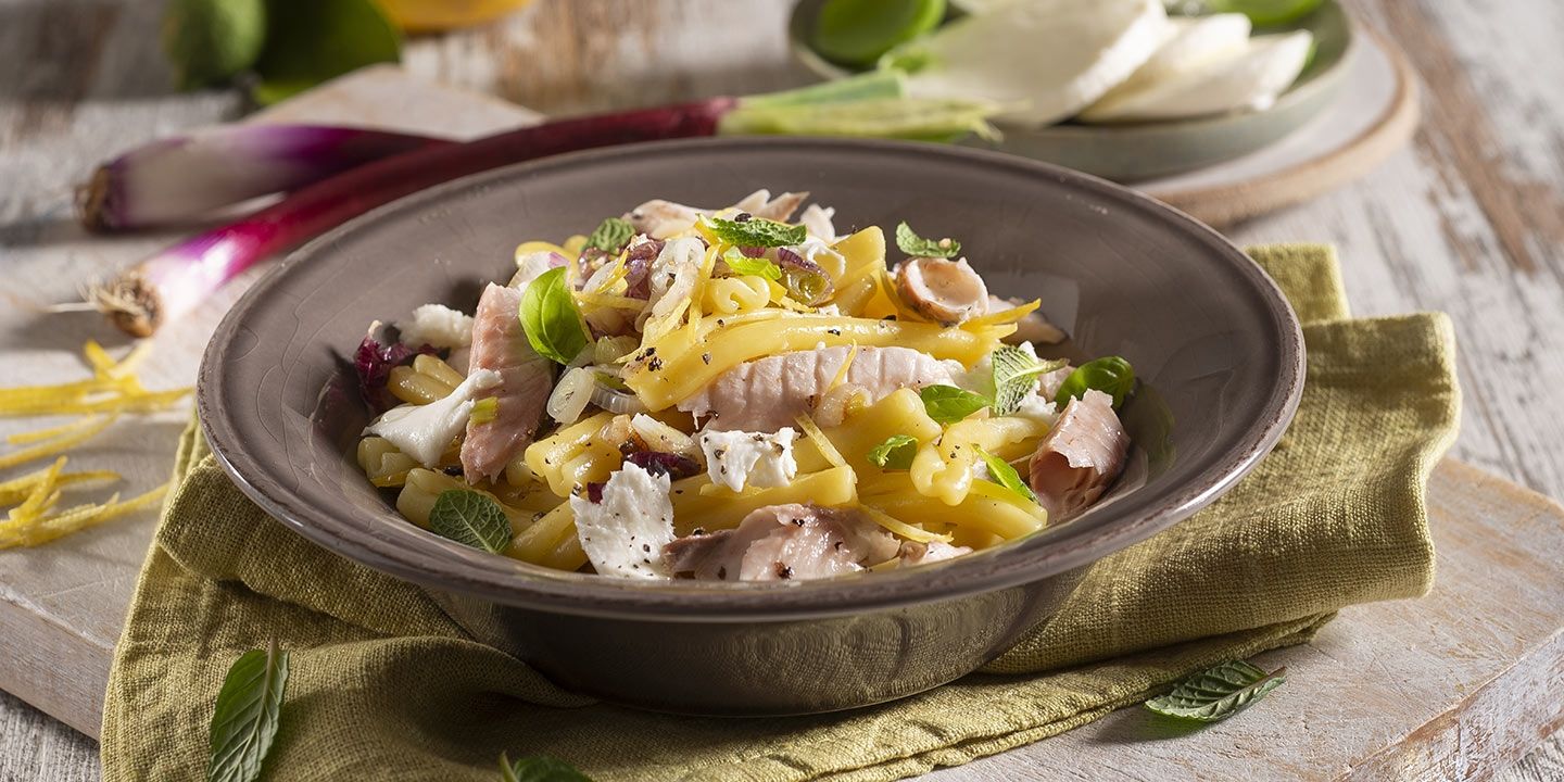 Caserecce con sgombro, mozzarella e scorza di limone