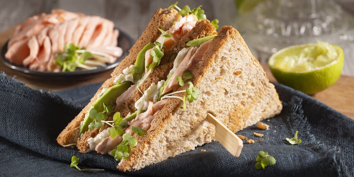 Avocado farcito con tonno, sedano, mela e noci