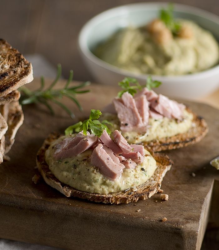Crostini saporiti con tonno e crema di ceci