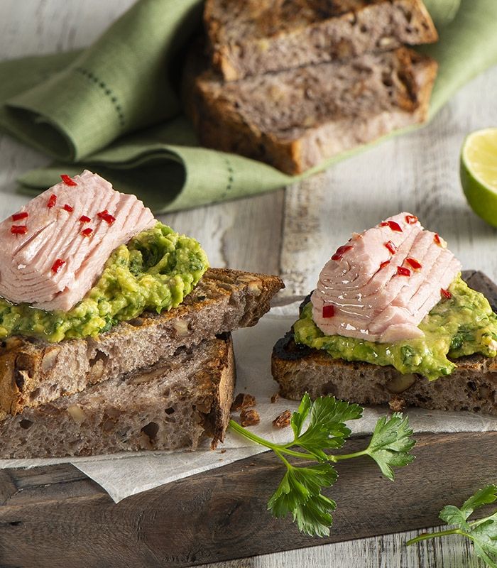 Crostoni di avocado con filettini al peperoncino