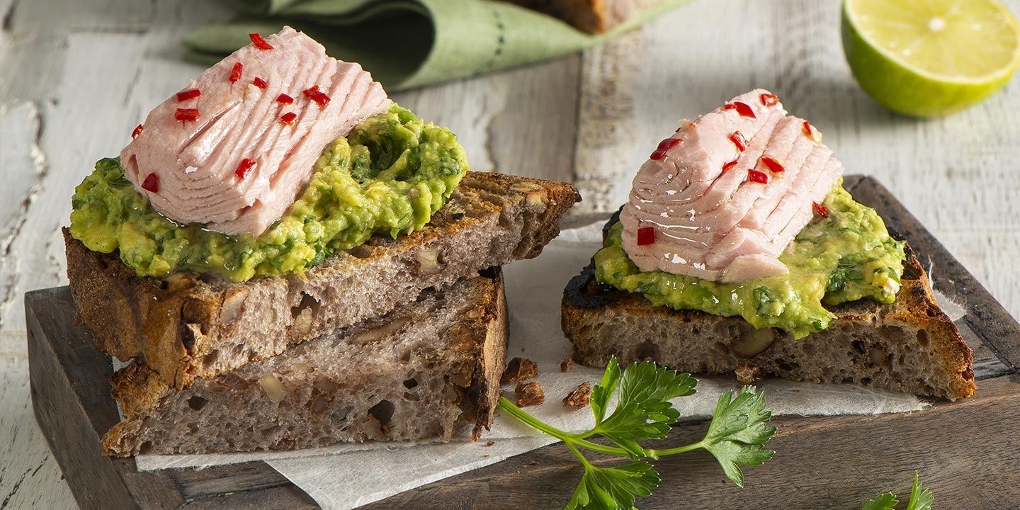 Crostoni di avocado con filettini al peperoncino