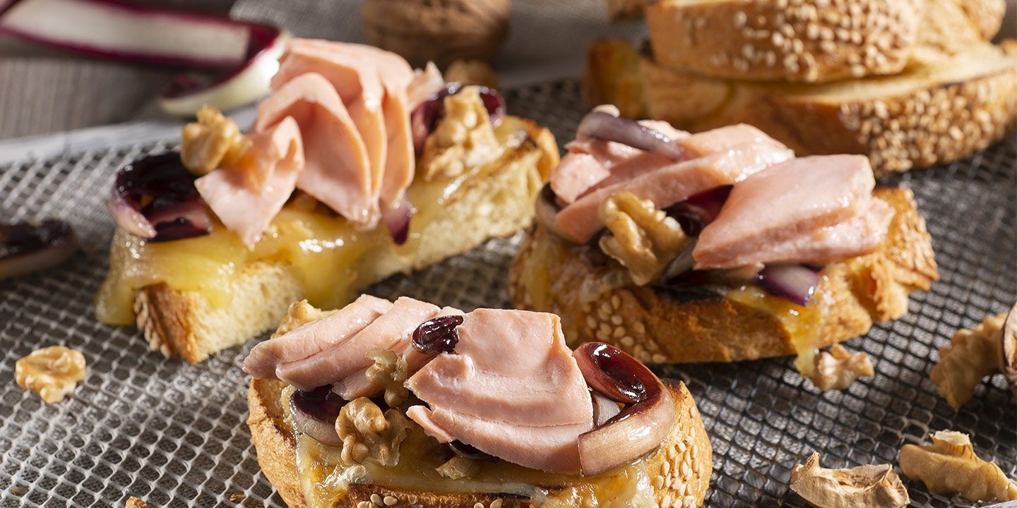 Crostoni con salmone e radicchio