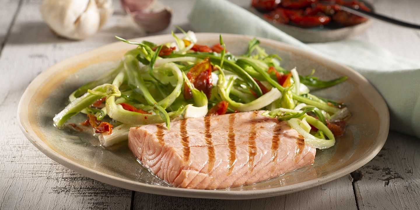 Filetto di salmone grigliato con puntarelle e pomodorini secchi